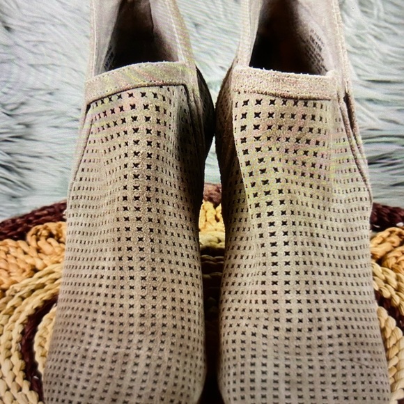 Vince Camuto Sz 8 M Fyarino Taupe booties - Picture 3 of 12